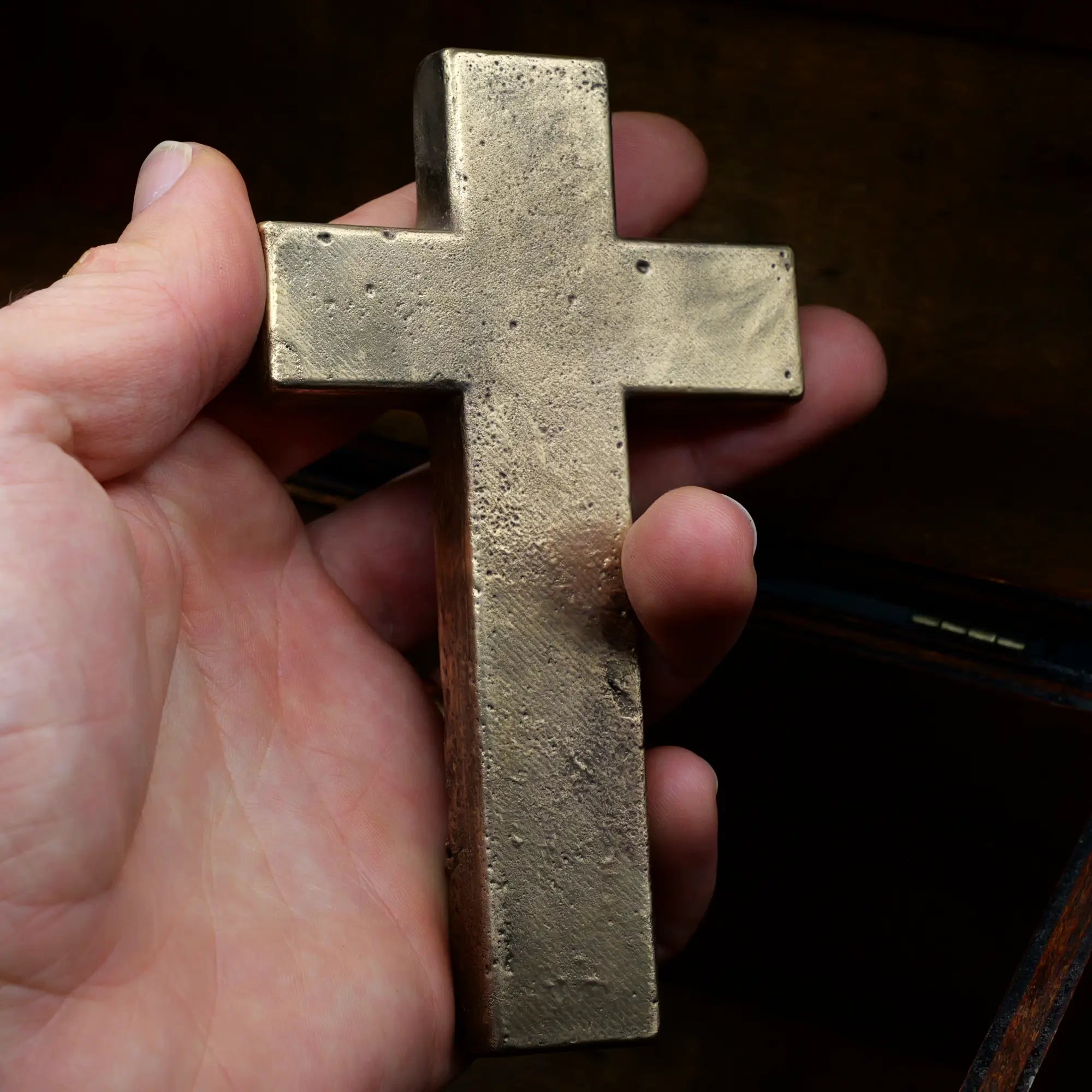 Croix rustique fonderie dans la main