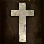 croix rustique sur fond brun