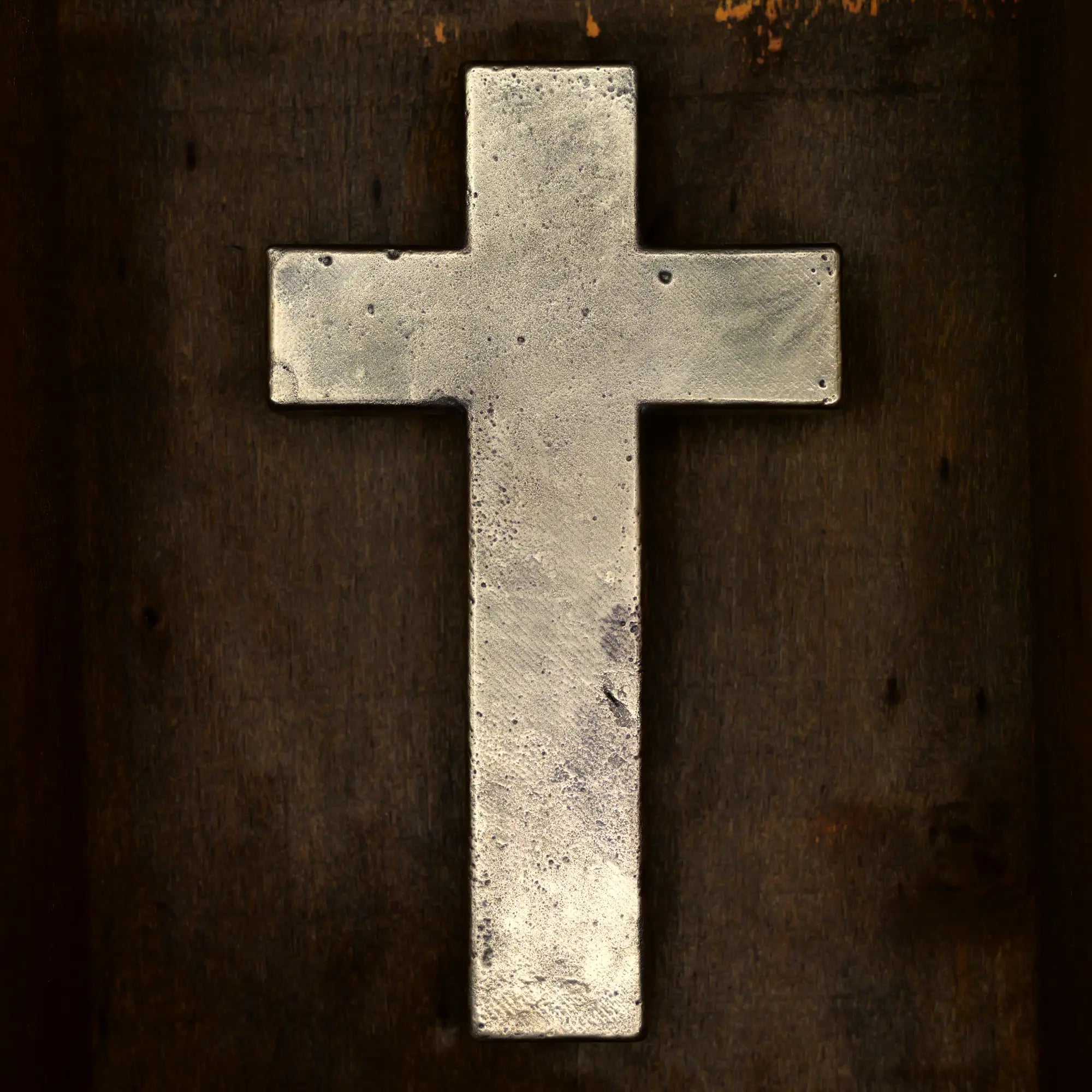 croix rustique sur fond brun